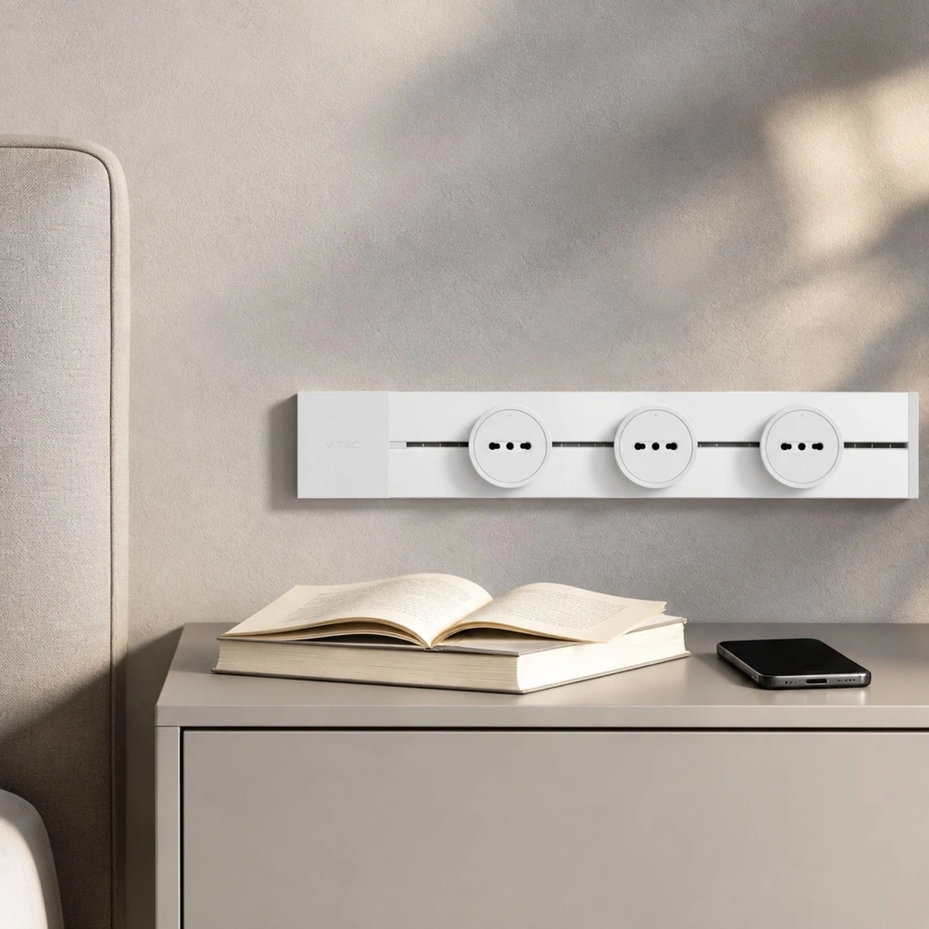 Il binario Power Track bianco con tre prese bipasso, installato sopra una scrivania