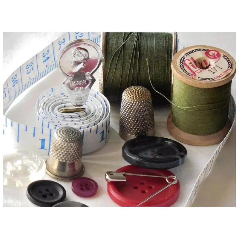 Kit Cucito Dotato Di 24 Rocchetti Di Filo Assortiti, Forbici, Bottoni, Aghi, Metro, Dispositivo Infilatura, Spillette E Ditale Per Cucire