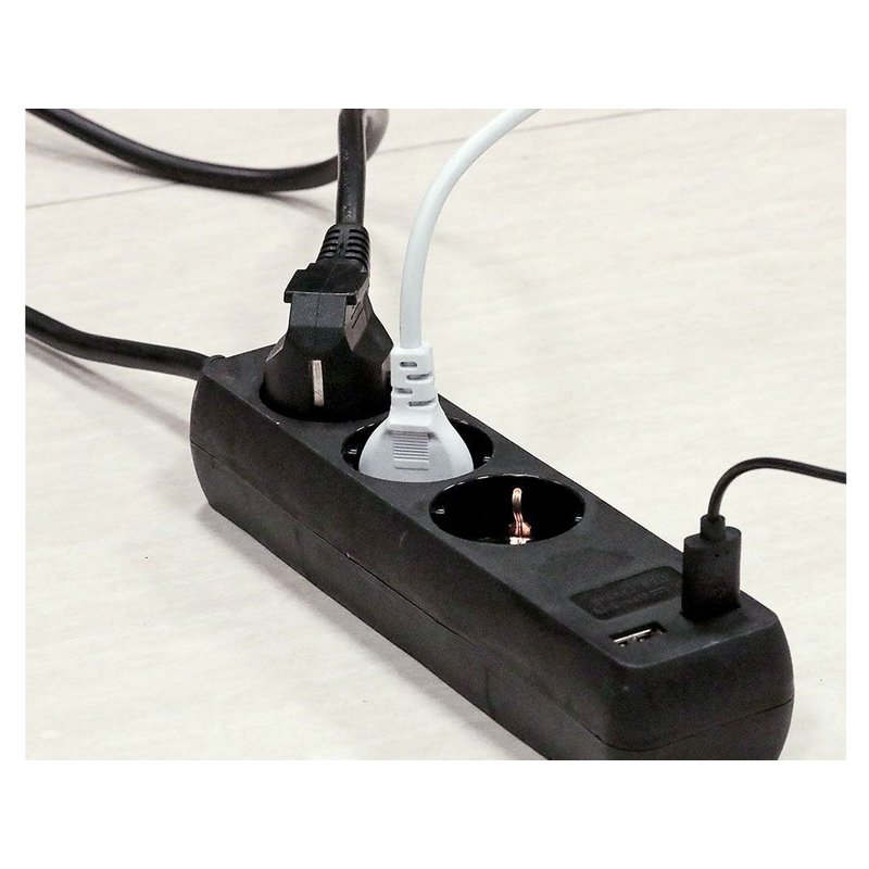 Multipresa Ciabatta Elettrica Con 2 USB e 3 Posti Schuko 10A Cavo Lunga 1,5 Metri Colore Nero 3X1.5 mmq SKU-8776