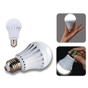 2 lampade LED E27 A60 emergenza 7W ricaricabili intelligenti anti blackout con gancio